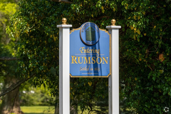 Rumson is known for its many sprawling 19th-century estates located along the shores of the Navesink and Shrewsbury rivers and along Rumson Road.