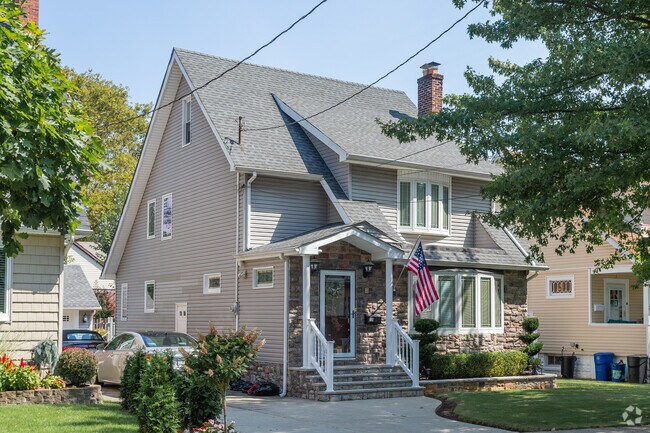 Grant City schools earn above-average ratings on Staten Island.