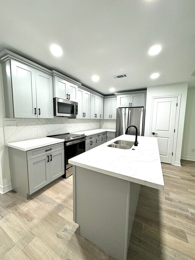 520 S 28th St unit B, Nederland, TX 77627 - photo 5