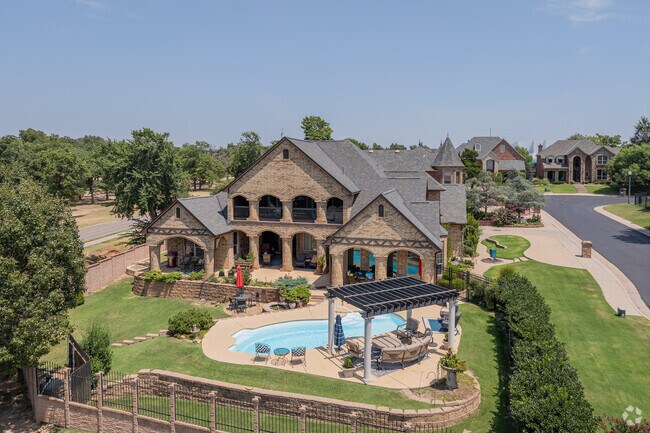 Sycamore Creek boasts a vast array of large homes, perfect for growing families.