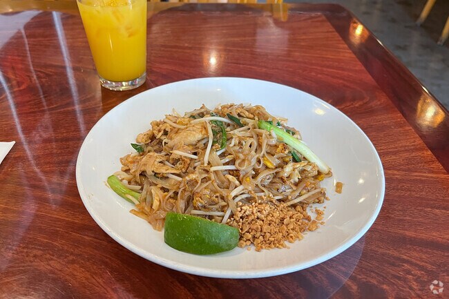 Enjoy Pad Thai From King Curry On SE King Road in The Lewelling Neighborhood.