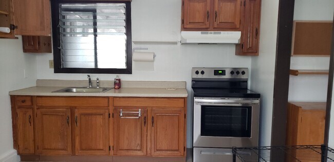 Kitchen w/glass stove top