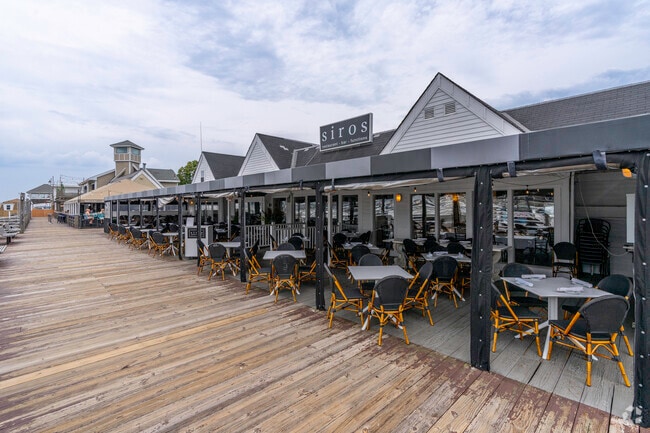 Siros offers Italian fare, including pastas and entrees, with outdoor seating by Marina Bay.