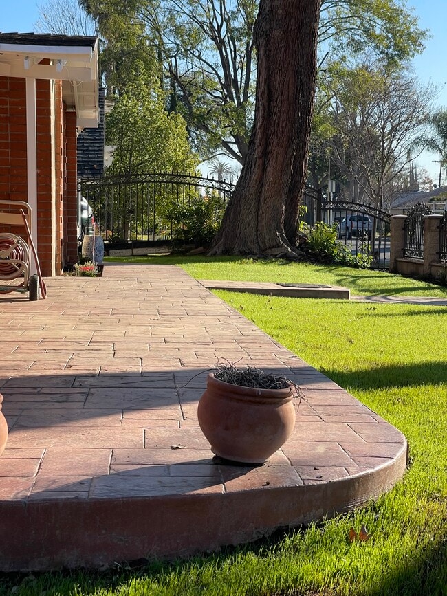 22321 Hartland St, Canoga Park, CA 91303 - photo 2