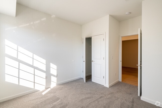 2BR, 2BA +Den - 1,140SF