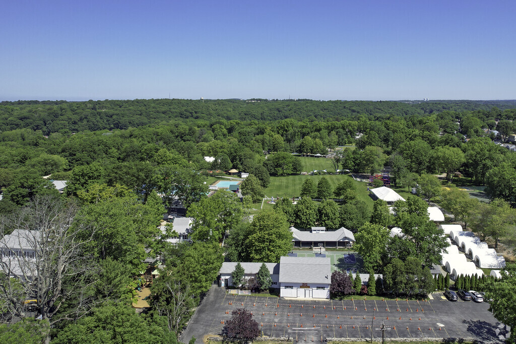 N. White Plains: Mohawk Country Day School: Our success comes from respecting each child and providing a rich experience that makes learning exciting.