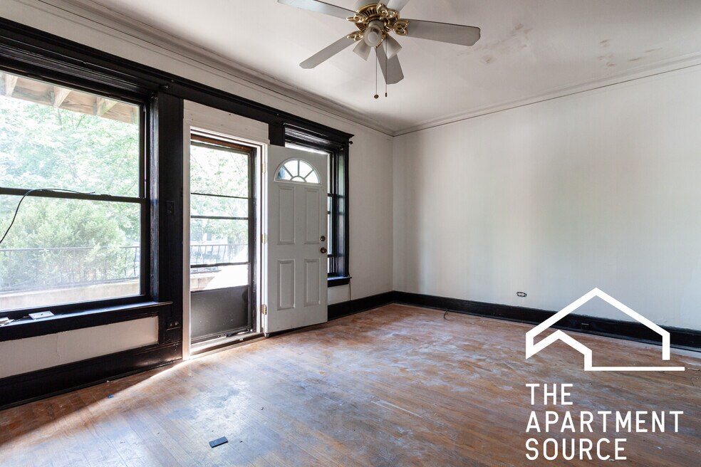 900 W Belle Plaine Ave unit 1, Chicago, IL 60613 - photo 1