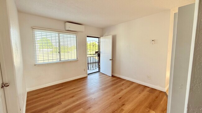 124 1/2 W 95th St unit W. 95th St., Los Angeles, CA 90003 - photo 2