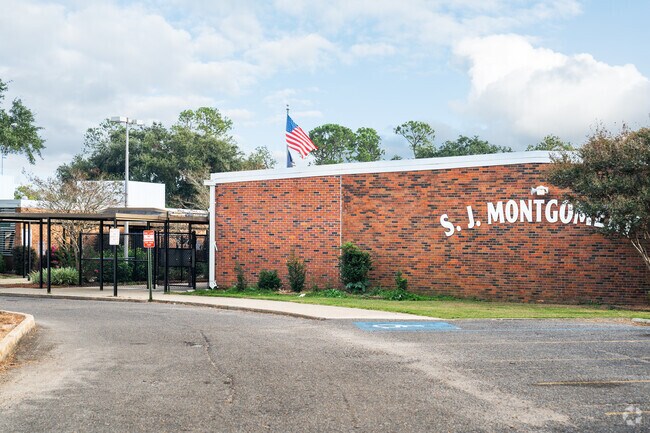 S.J. Montgomery Elementary School has a student-teacher ratio of 16 to 1.
