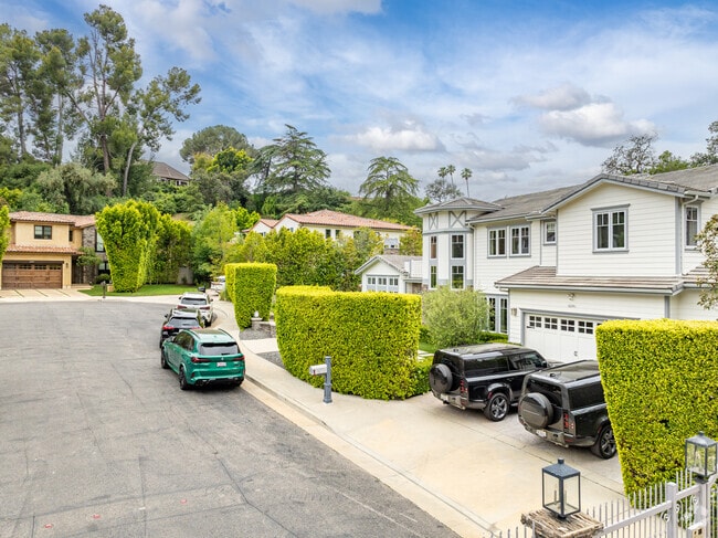 In the neighborhood of Encino, you can find lush gardens and pristine lawns.