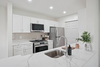 1 Avalon Dr, Hull, MA 02045