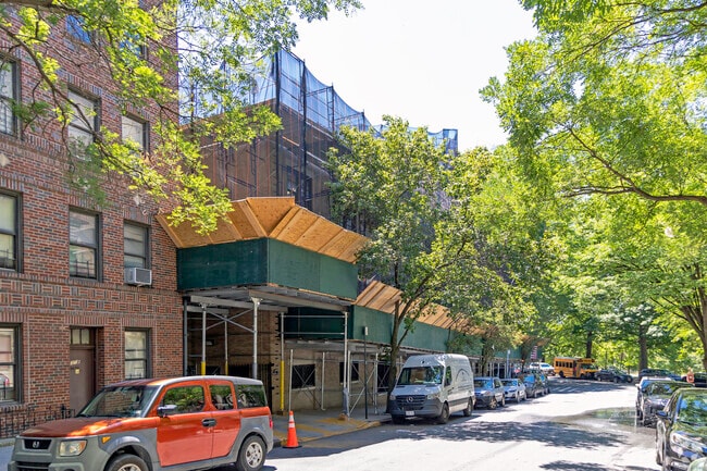 The Junior High School 80 Mosholu Parkway is ranked #289 in New York Middle Schools.