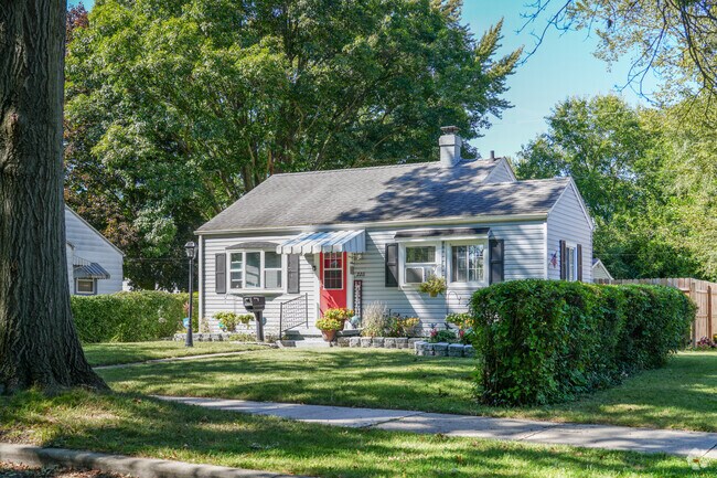 Ranch style homes sit in the cover of shade in Kennedy Park.