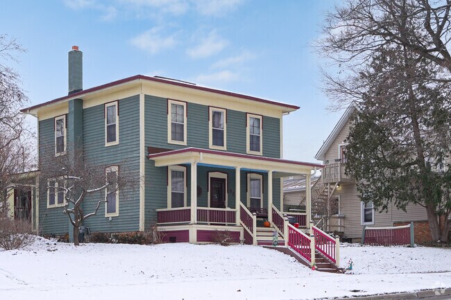 This prairie house is near downtown Mason.