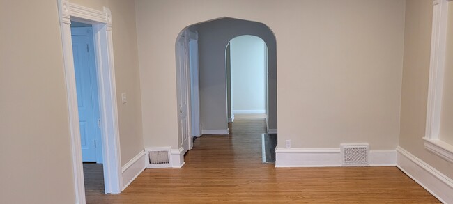 Entry/Hall to right