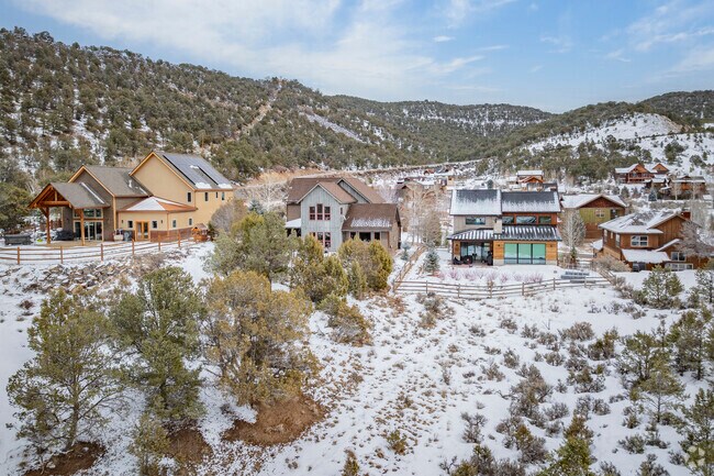 The new developments in Cattle Creek offer spacious floor plans and high-end finishes, catering to families and individuals seeking a luxurious lifestyle while enjoying the tranquility of the mountains.