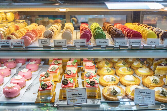Colorful cookies and pastries at Le Provence near the Lakeview-Summit Neighborhood.