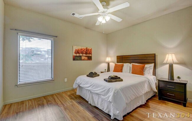 302 E 30th St unit 4, Austin, TX 78705 - photo 6