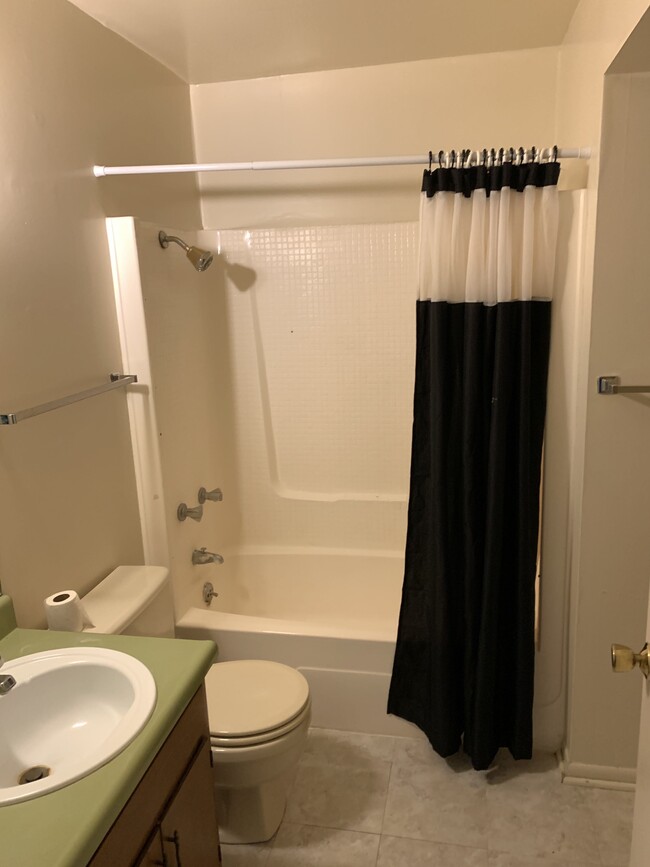 Full Bath w/ Washer Dryer Hook-up -upstairs