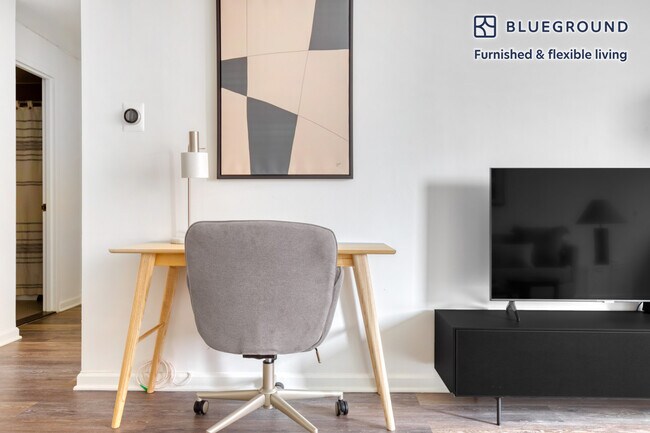 520 W 43rd St unit FL7-ID742, New York, NY 10036 - photo 4