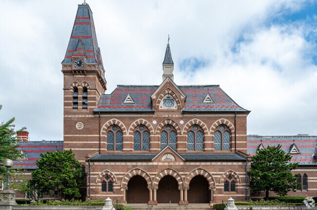 Gallaudet University for the deaf lies on the eastern side of Eckington.