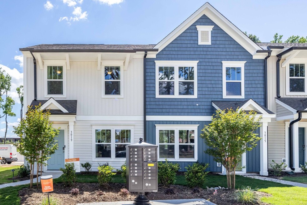 2007 Parkvale Place unit 36, Charlotte, NC 28208 - photo 1