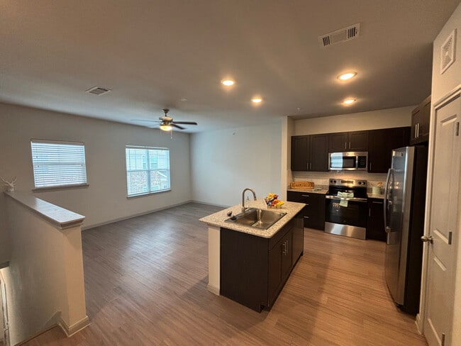 950 Fm2001 unit b5, Buda, TX 78610 - photo 2