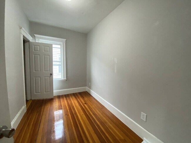 19 Roseclair St unit 3, Dorchester, MA 02125 - photo 4