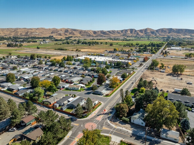 Gem County offers modern new builds and large acre lots for all types of families.