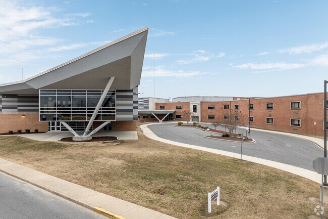 Seaford Senior High School has 879 students in grades 9-12 with a student-teacher ratio of 18 to 1.