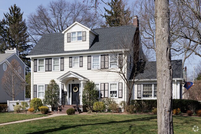 A large Colonial style home in Ridgewood, NJ.