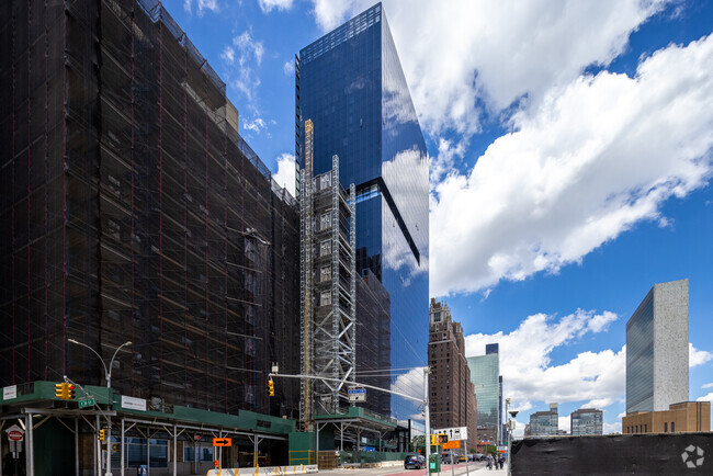 About One United Nations Park, New York NY | HOAs, Reviews, Amenities -  Homes.com