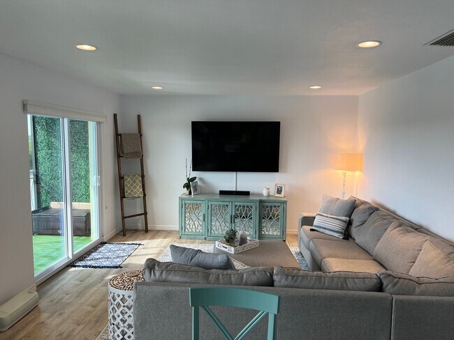 8815 Bay Pointe Dr unit 205, Tampa, FL 33615 - photo 3