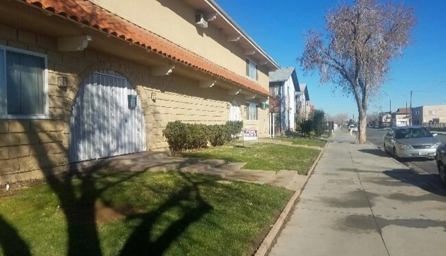 38521 5th St E unit 6, Palmdale, CA 93550 - photo 2