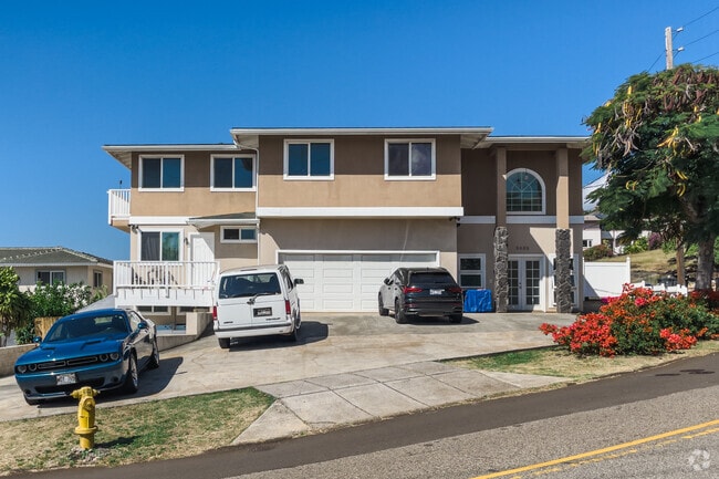 A newer home with a spacious garage houses Liliha-Kapālama
residents in Honolulu.