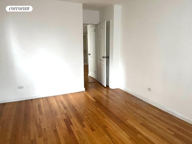 200 E 28th St, New York, NY 10016 - photo 4