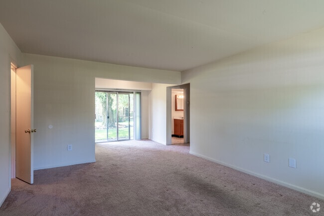 1BR, 1BA - 738SF - Living room