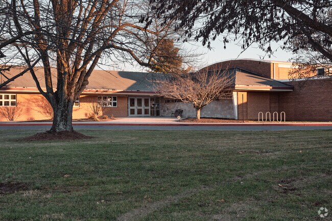Lincolnshire Elementary School earns a B- rating from Niche.