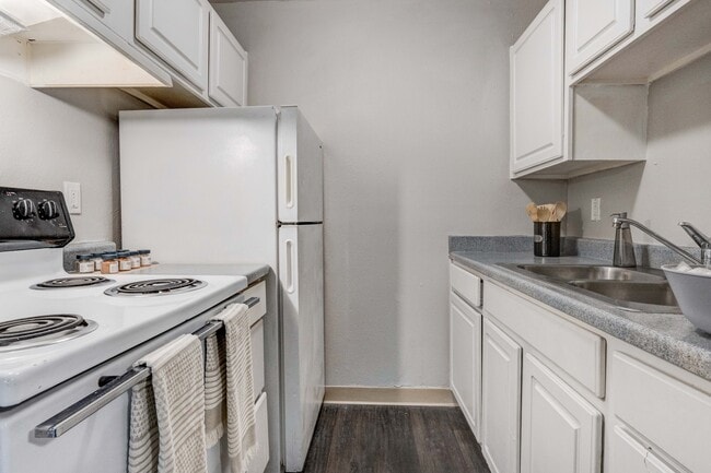 Forest Manor, Glendale, CO 80246 - photo 2