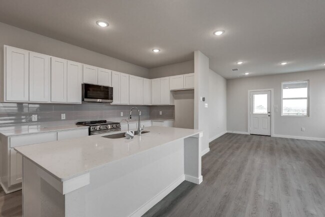 1531 Elvin Summit, von Ormy, TX 78073 - photo 6