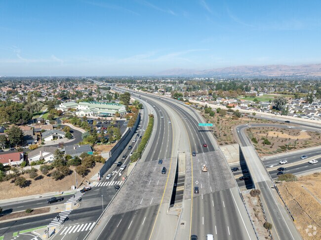 Conveniently located near Route 101, Dove Hill connects easily to San Jose’s main attractions.