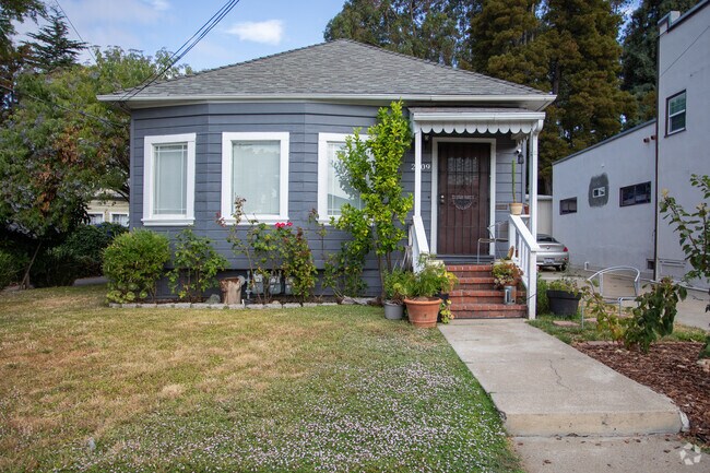 The smaller bungalows in the Bartlett neighborhood are affordable for people looking in Oakland.