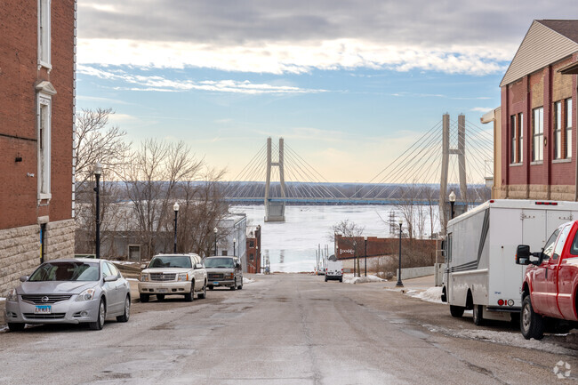 Quincy is bordered by the Mississippi River to the east and bridges lead into Missouri.