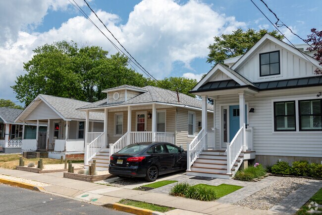 Smaller beach bungalows on small lots are popular in Lake Como.