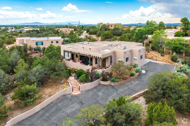 Large Santa Fe-style estates with sprawling lots line the neighborhood’s streets.