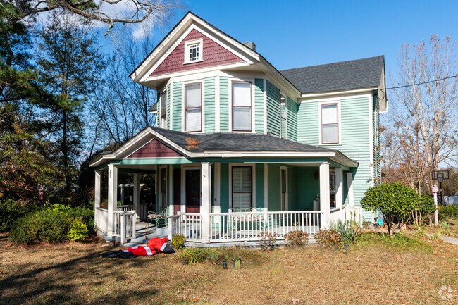 Older homes dominated the downtown area of Pine Level, NC.
