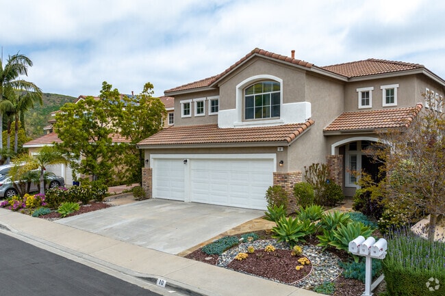 Many homes in Foothill Ranch have well manicured yards.