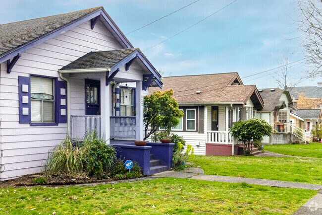 Rows of bungalows In the Minor neighborhood.