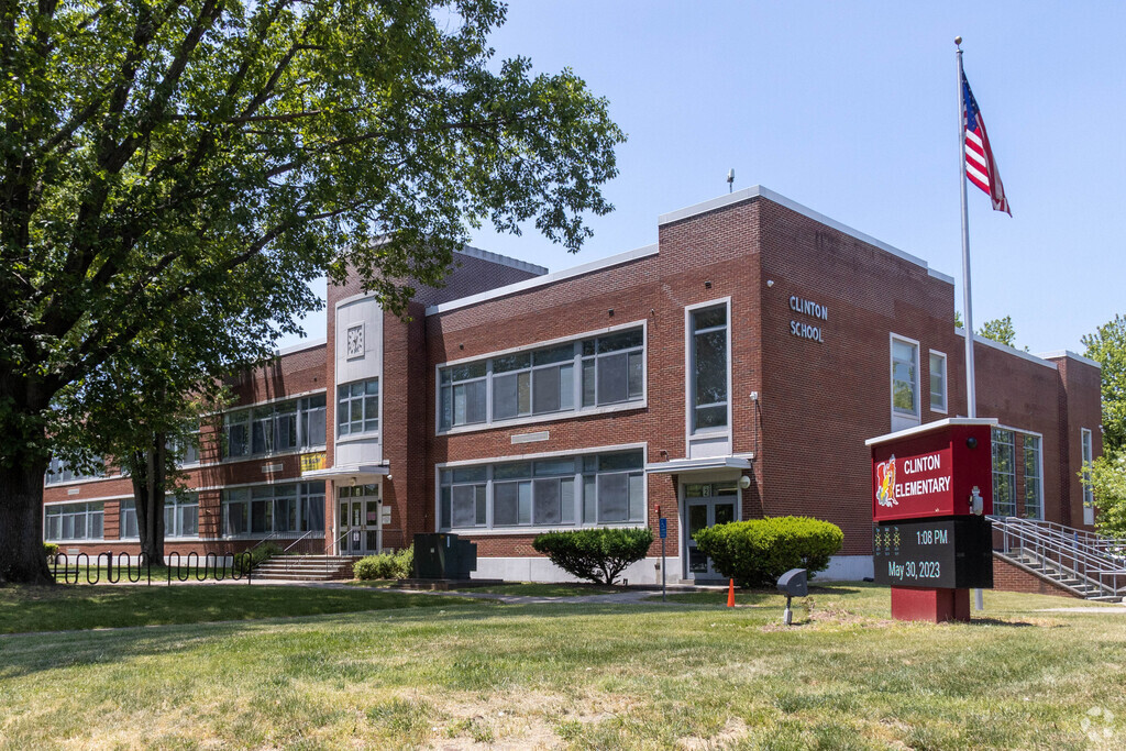 Plainfield's Clinton Elementary School is for students in grades PK, K-5 and has a student-teacher ratio of11 to 1.