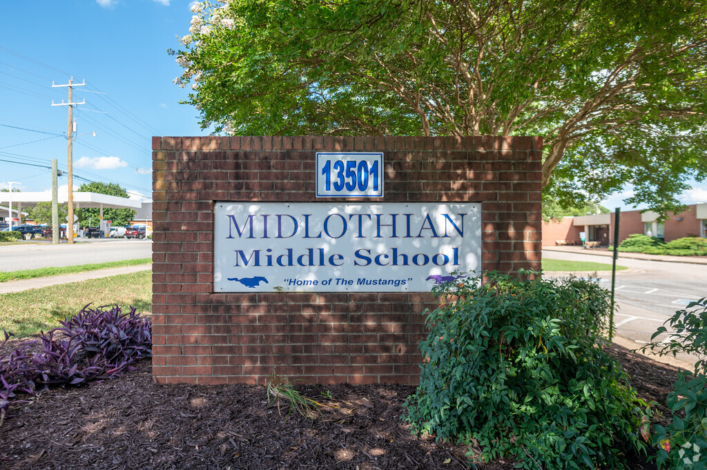 Sign for Midlothian Middle School.